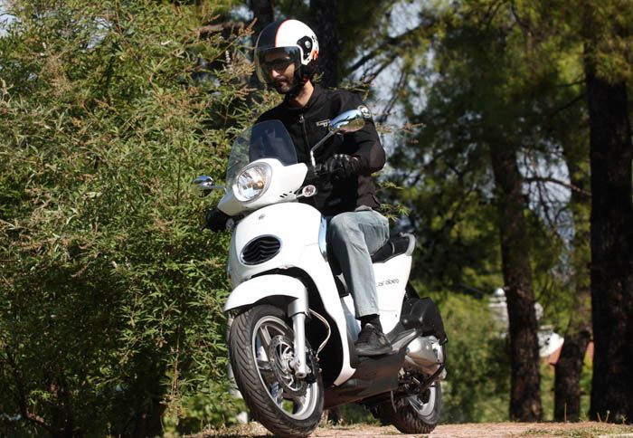 Σύγχρονο αισθητικά, αλλά και με υψηλή τεχνολογία το ανανεωμένο Aprilia Scarabeo